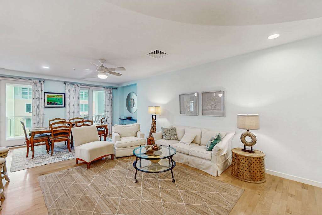 Cozy condo close to beach with AC, washer & dryer, fitness room & pool
