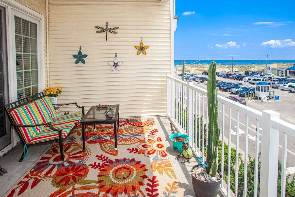 Ocean view condo with balcony, WiFi, on-site pool & gym & easy beach access