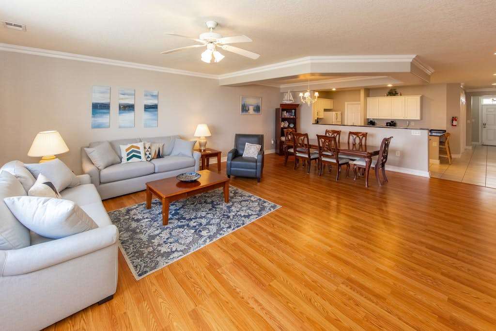 Southside condo with ocean view, easy beach access, fast WiFi & on-site pool & gym