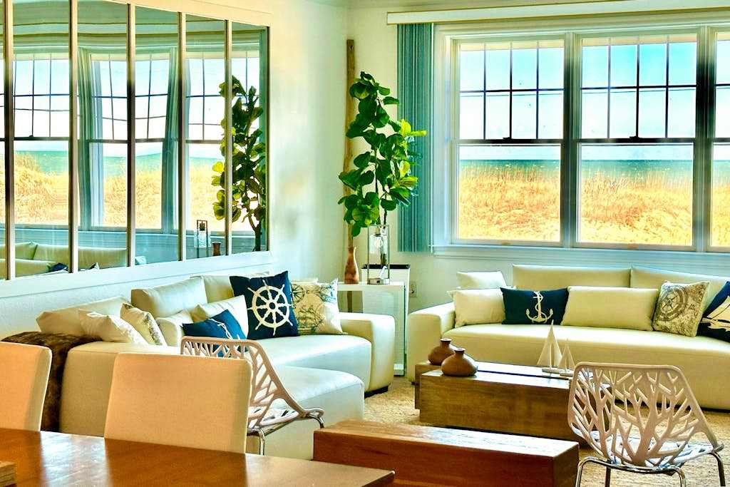 Oceanfront condo with gorgeous views, fast WiFi, washer & dryer, on-site pool & gym