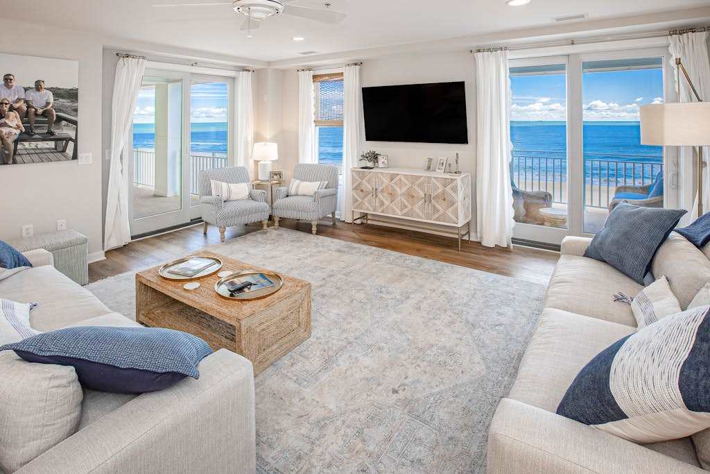 Beachfront 3rd-floor condo with ocean views, 3 pools, free wifi gym & washer & dryer