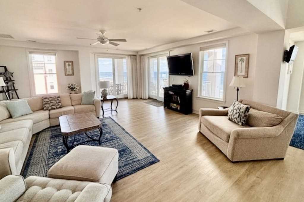 Two-story, oceanfront penthouse with 2 huge balconies, 3 pools & 2 gyms