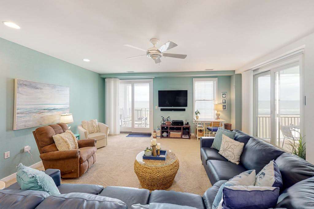 Inviting & well-equipped beachfront condo with balcony, 3 pools, gym & AC