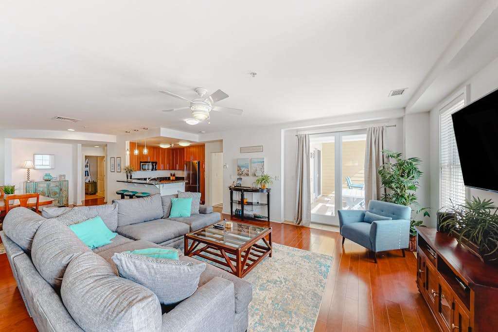 Beachfront condo with balcony, washer & dryer, 3 outdoor pools, gym & AC