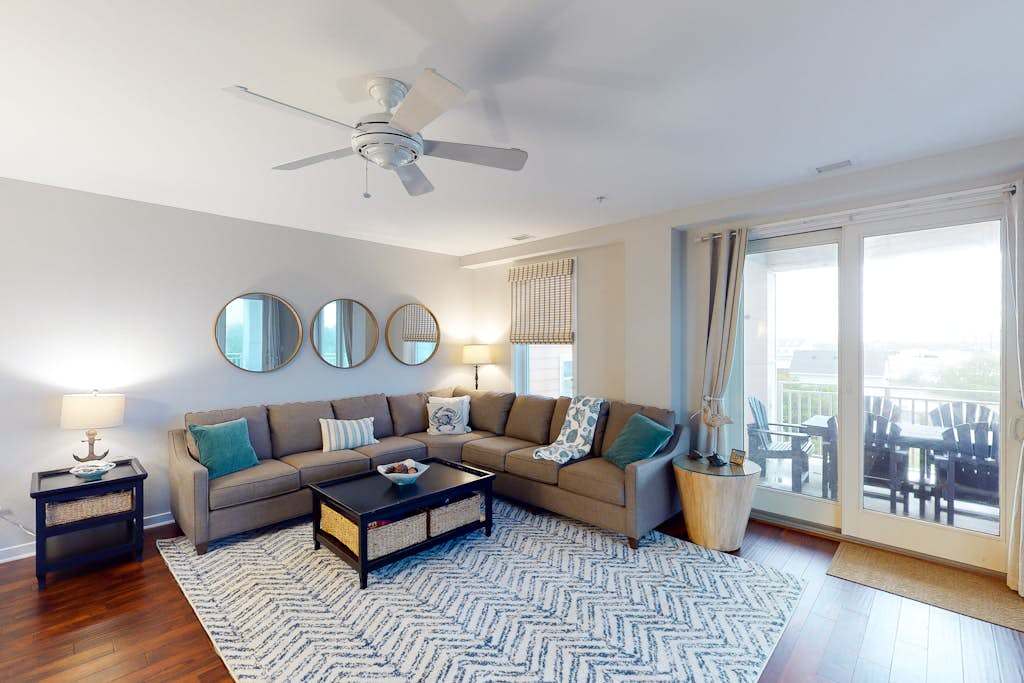 Bayside condo on the 1st floor with great views, balcony, pool & gym
