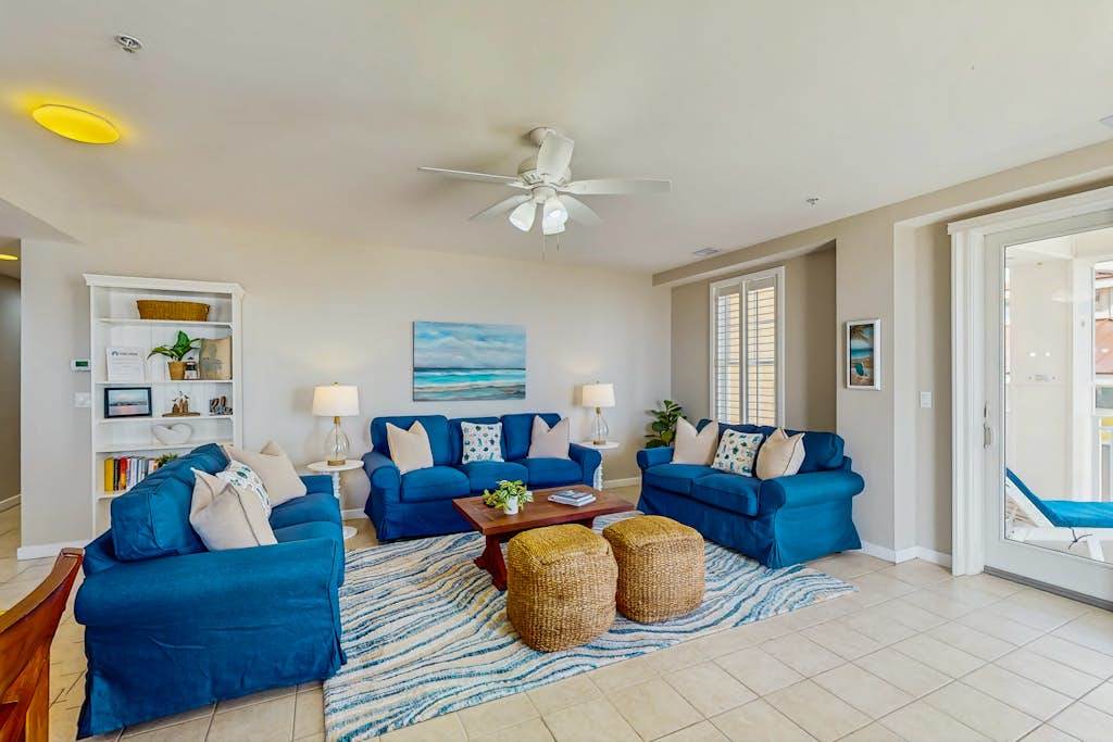 Oceanfront corner condo with washer & dryer, pool & fitness center