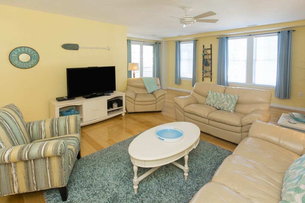Bright 3rd-floor courtyard condo with balcony, pools, gym, & AC