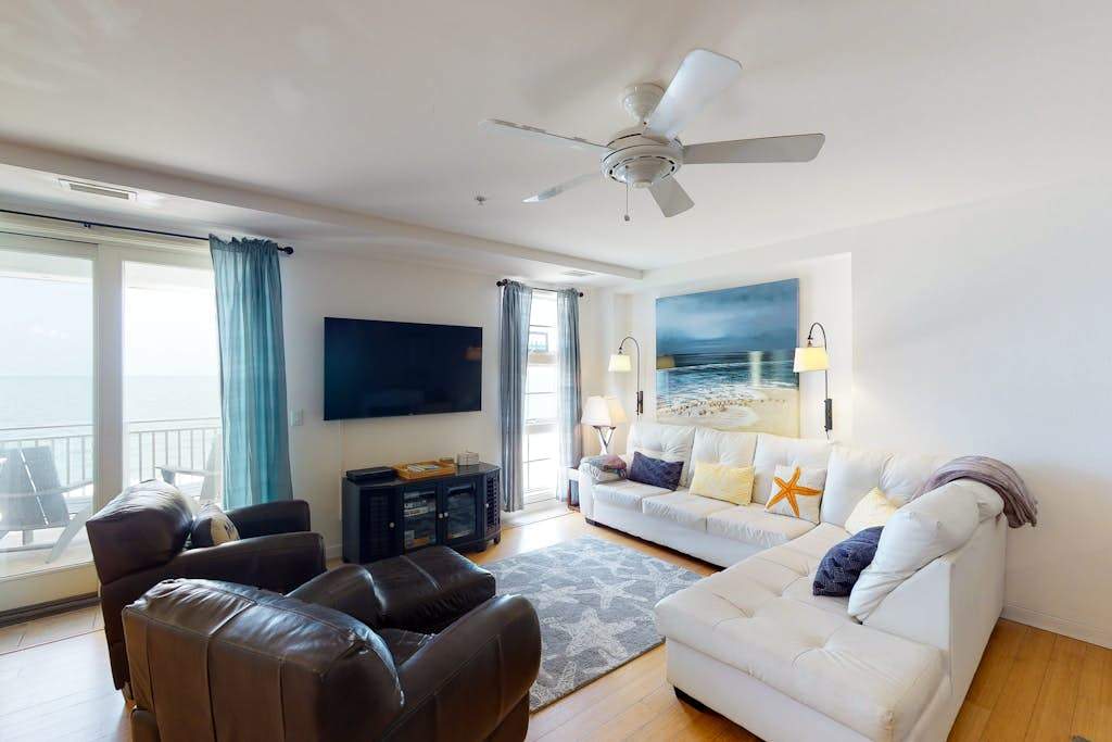 Oceanfront penthouse with amazing views, fast WiFi, 3 pools & 2 gyms
