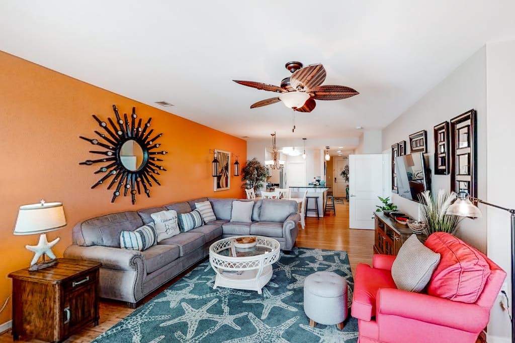 Luxury south side condo with great views of the Atlantic & Back Bay, pools, & gym