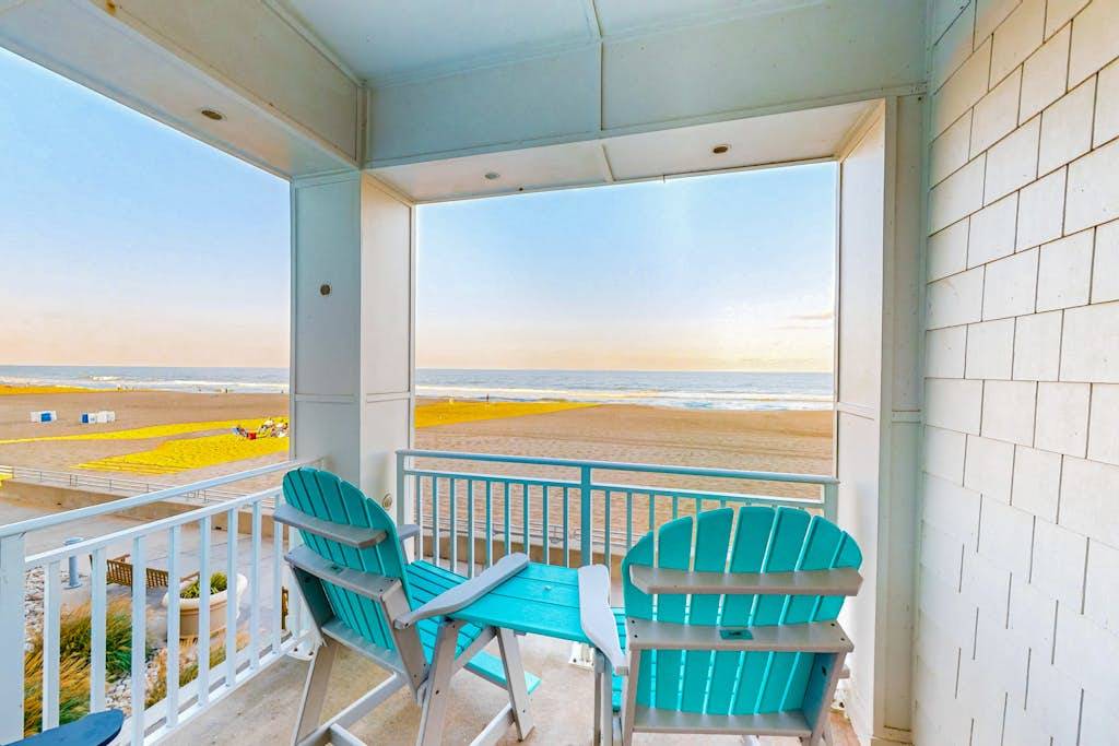 Oceanfront condo with 2 balconies, beach views, washer & dryer & pool & gym