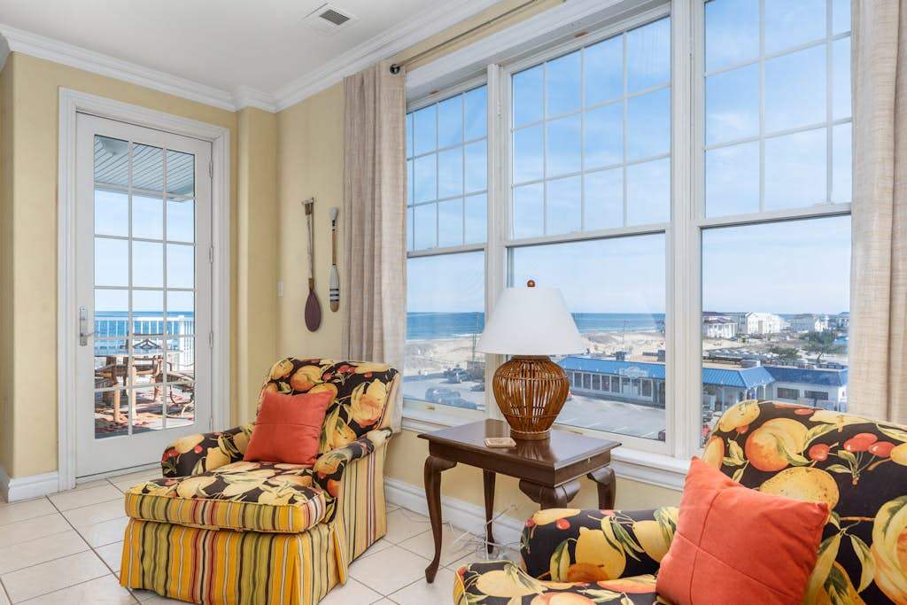 Ocean View Condo in an Oceanfront Property with Balcony, WiFi, Shared Pool & Gym