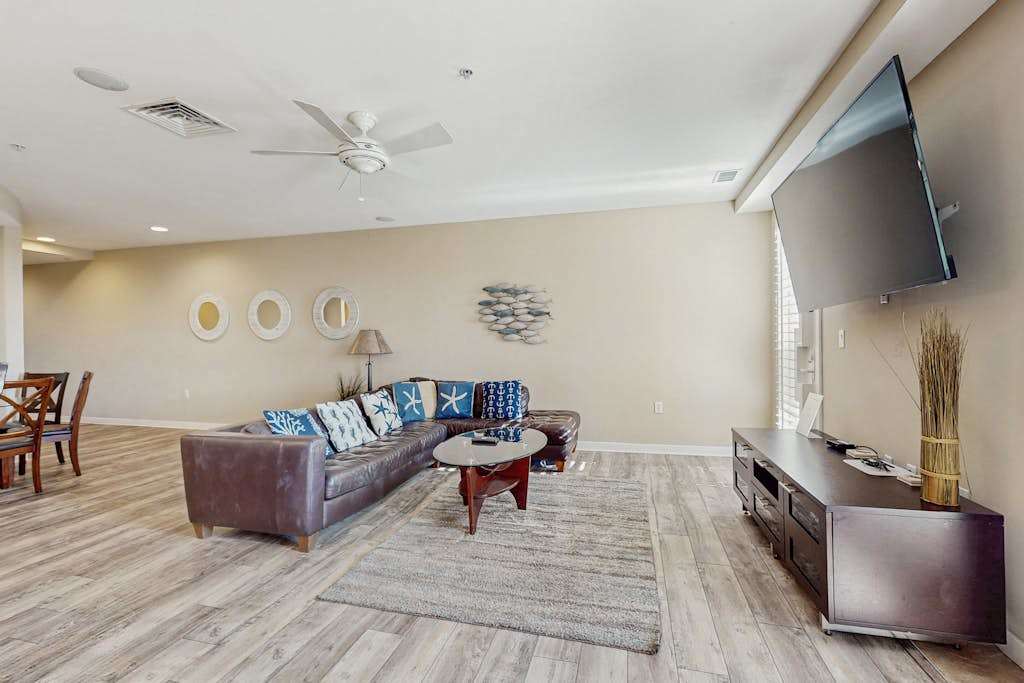 Bayside condo off the pool with amazing sunset view & gym