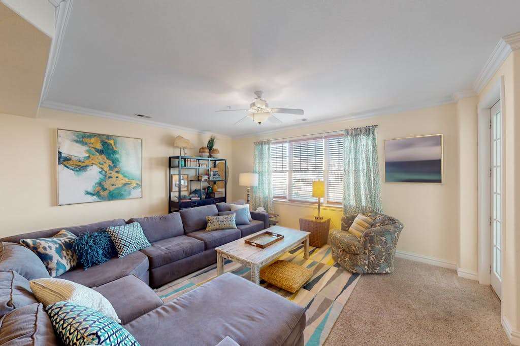 Newly renovated condo in oceanfront building with pool & outdoor showers