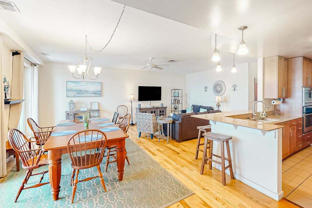 Two-story penthouse with huge bay views & pools - steps to beach