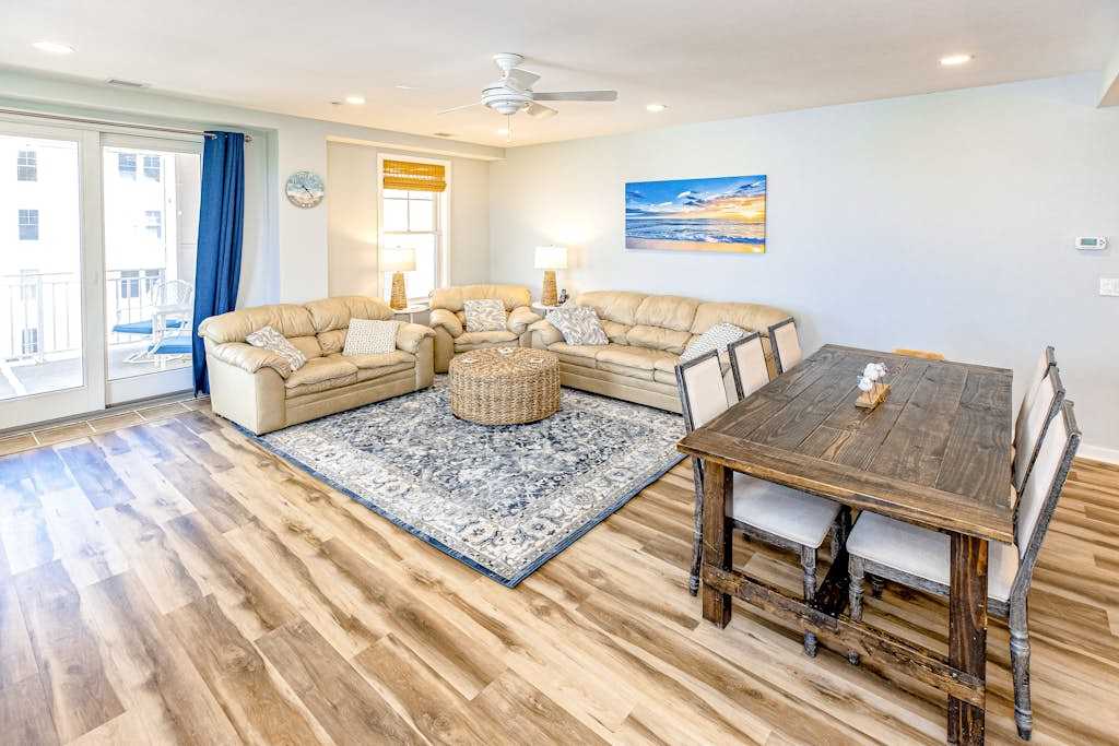 Bay-view condo with Free Wifi, pools, outdoor shower, gym, lanai & beach access