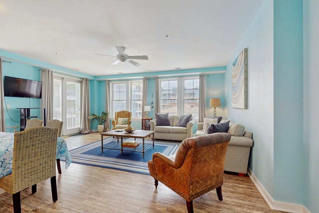 Coastal corner condo with poolview balcony, resort pools & walking path to pier