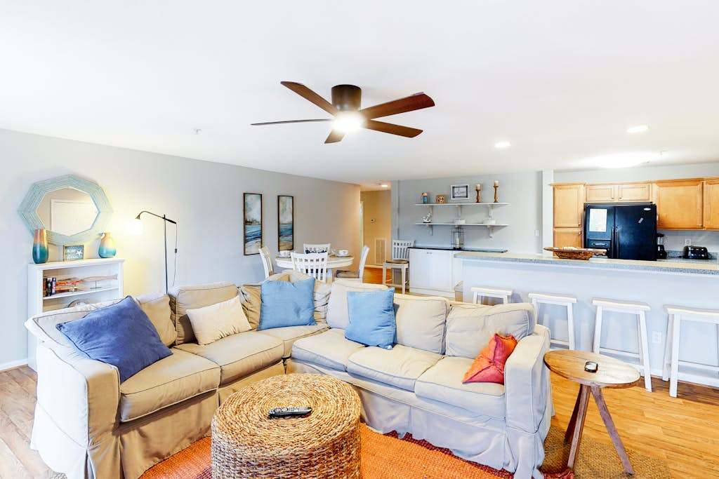 1st-floor condo 1 block from the beach with private washer & dryer & shared pool