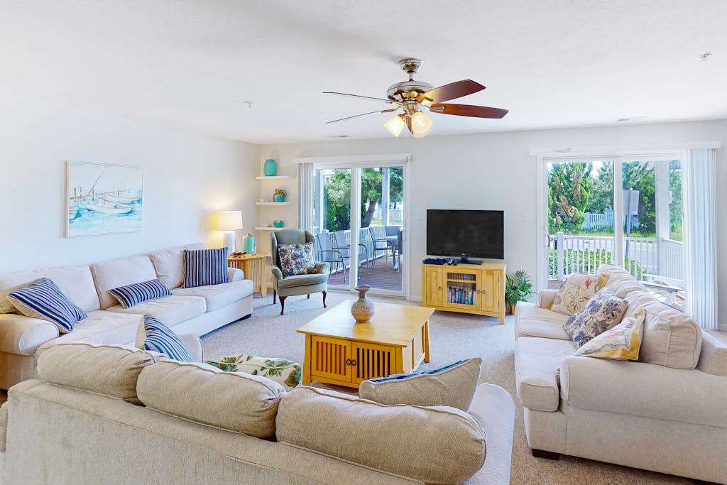 1st-floor Seaside condo 1 block from beach with pool & private deck