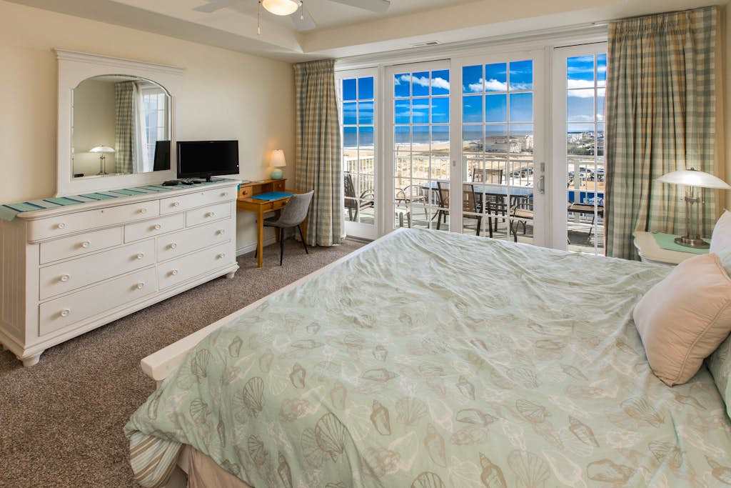 Southside, 2 level condo with big ocean views, balcony, WiFi & on-site pool & gym