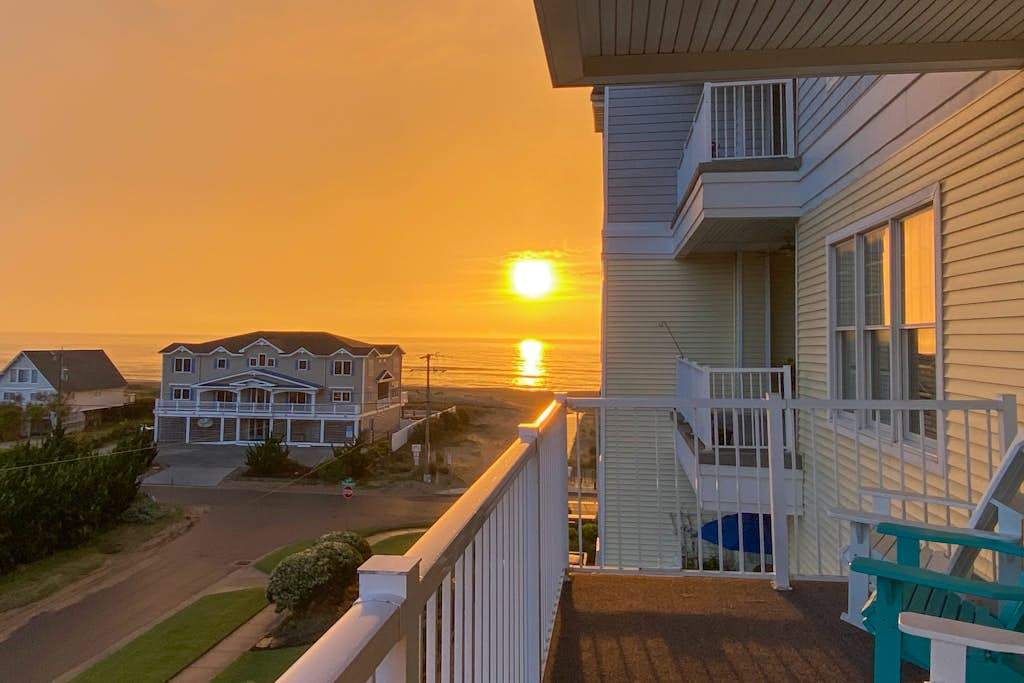 Brand-new condo steps from beach with balcony, WiFi, pool & gym