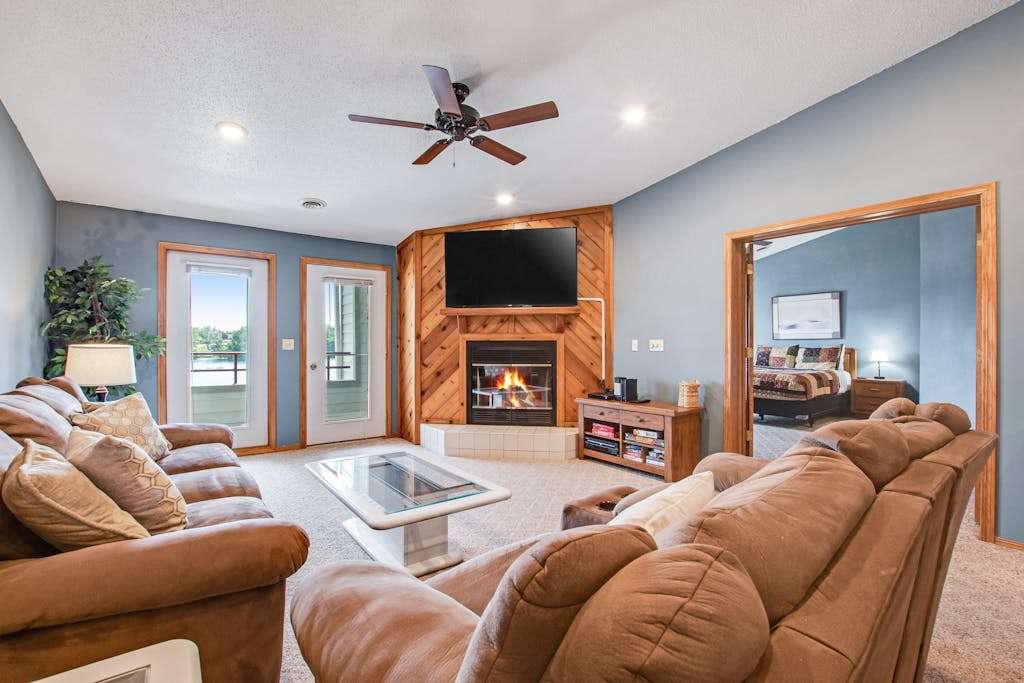 Beautiful lakefront home withfree WiFi, full kitchen, shared pool & hot tub
