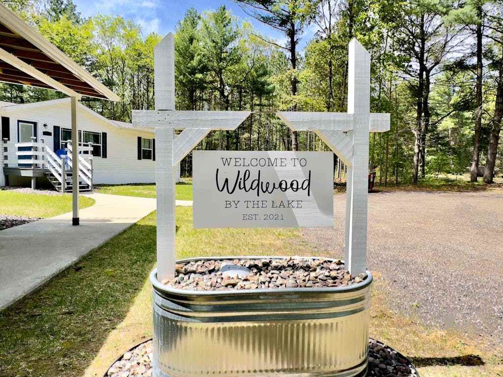 Peaceful home with 3 seasons clubhouse - half a mile from Castle Rock Lake, 2 dogs OK