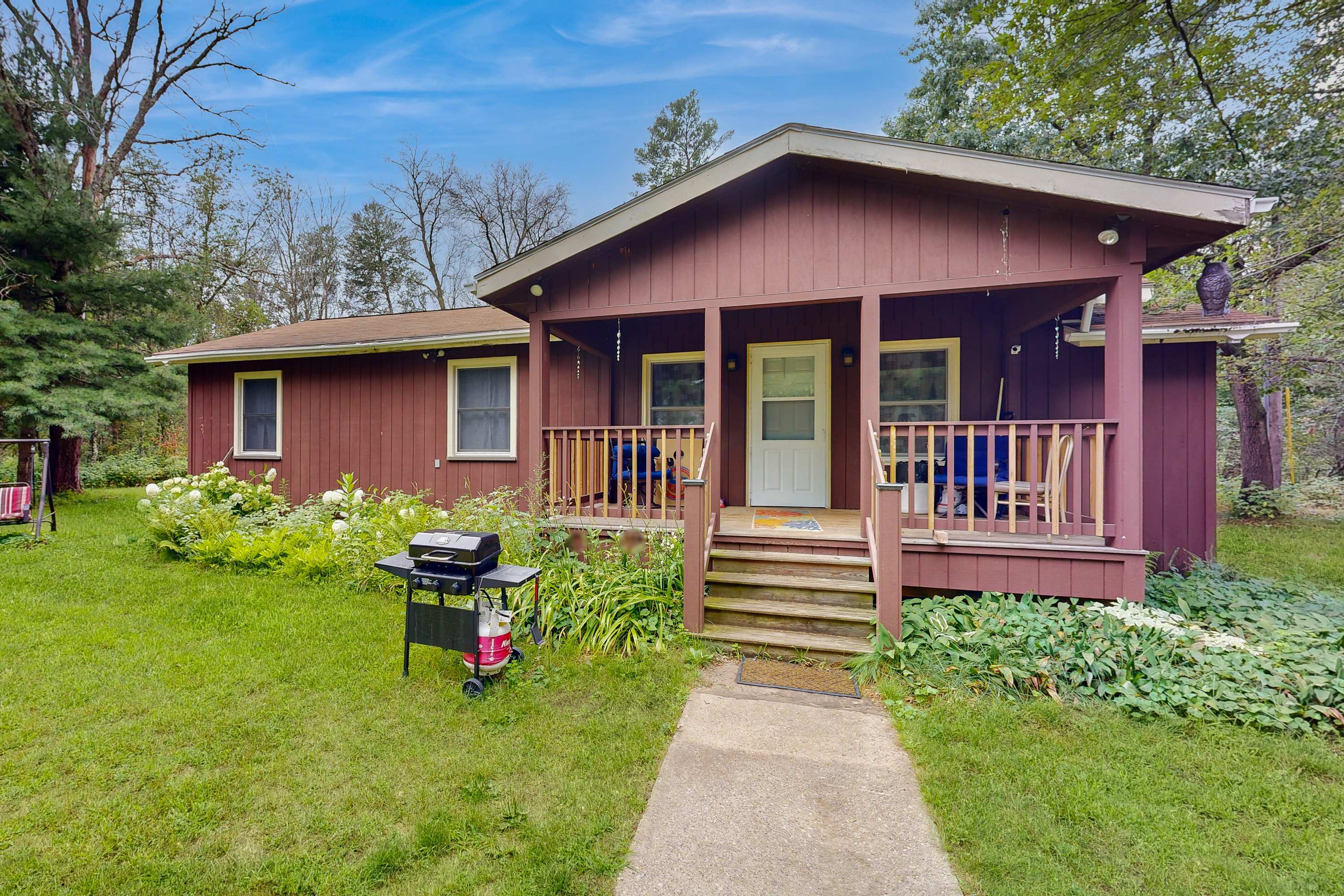 Dog-friendly home near Petenwell Lake - gas grill & outdoor dining area