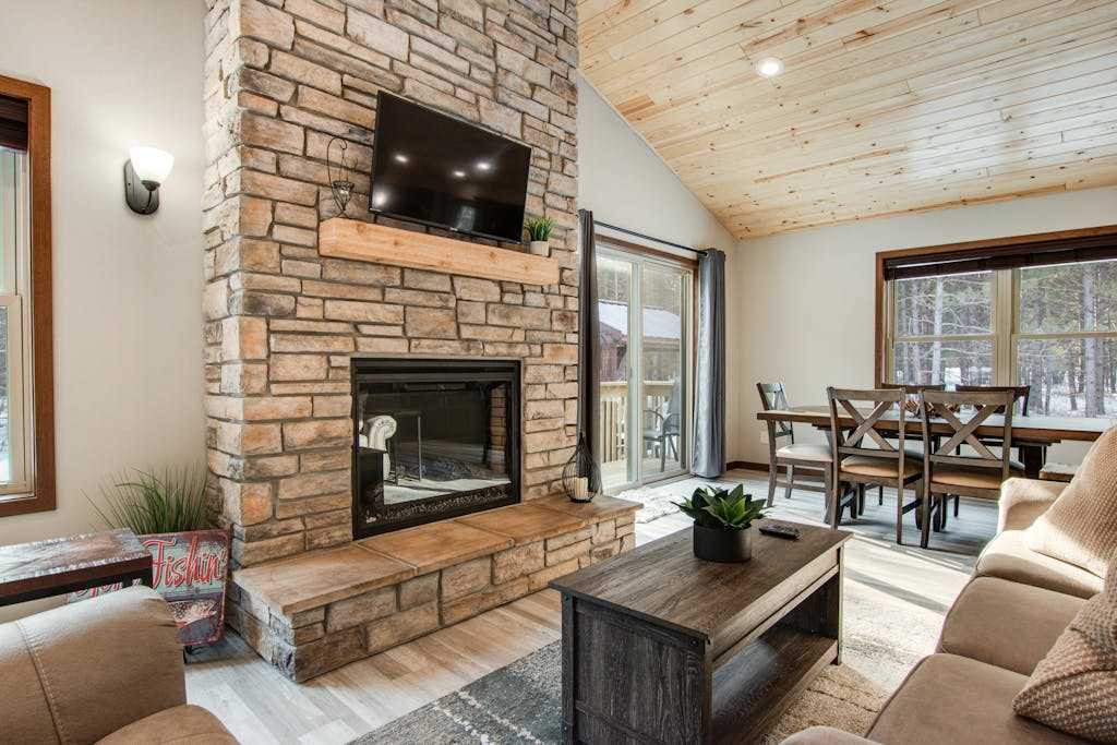 Modern cabin with fast WiFi, firepit, pergola, washer & dryer, & central AC
