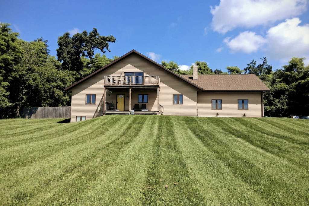 Countryside retreat with modern amenities, game room, & beautiful view
