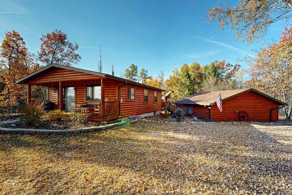 Cozy Home with Mini bar, Pool Table, Gas grill, Fire pit, WIFI, & Lake Views