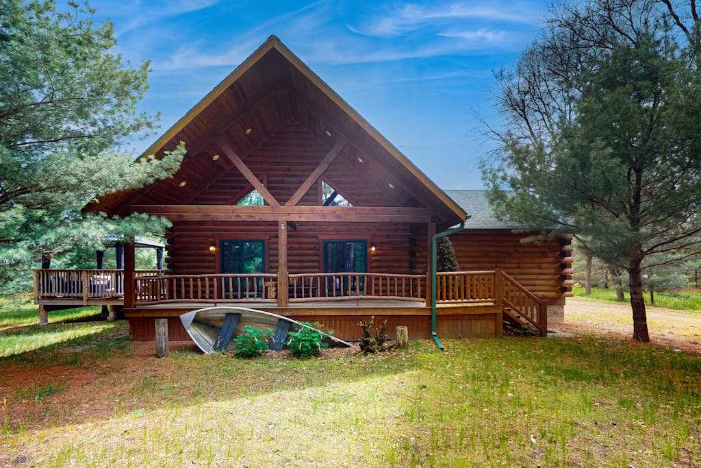 Peaceful log cabin with patio, gas grill, fire pit & WIFI