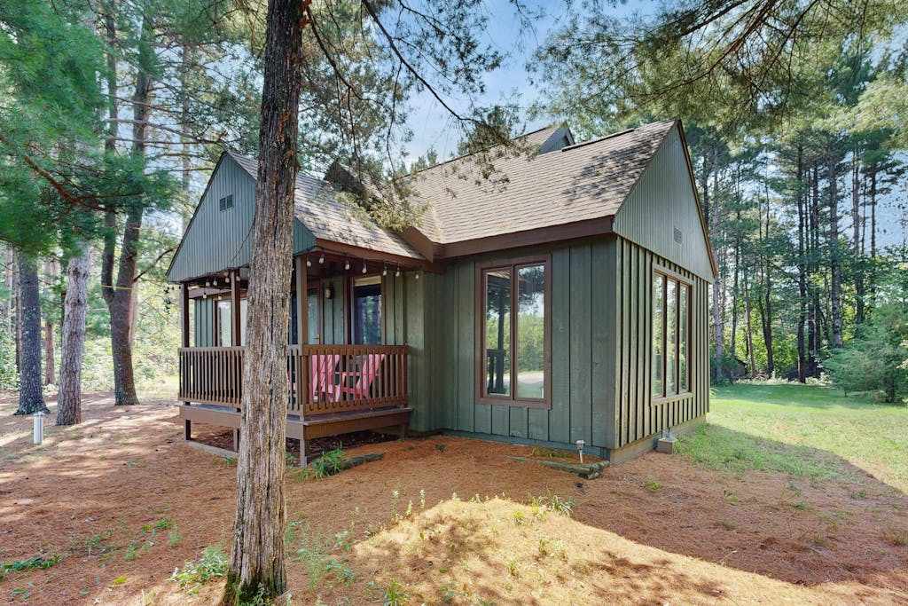 Cozy Home in the trees, with large yard, fire pit, gas grill, & WIFI