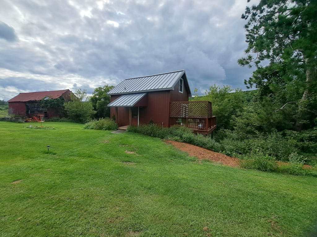 170 Year old countryside cottage with deck - Location near Devil's Lake