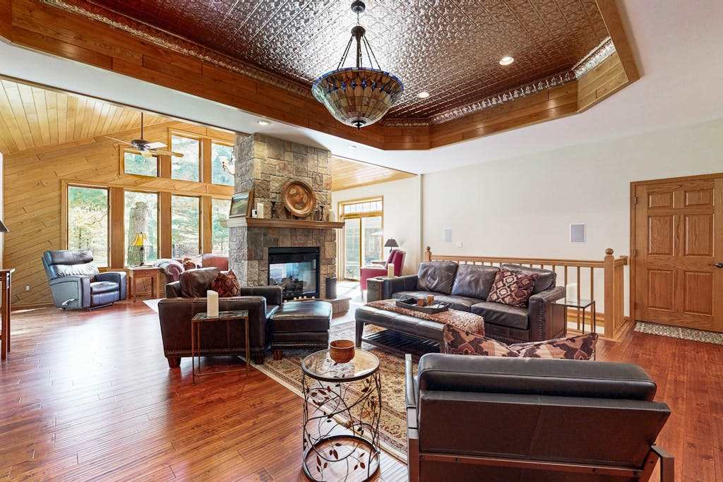 Stunning home with hot tub, wet bar, theater room, pool table, near golf & lakes