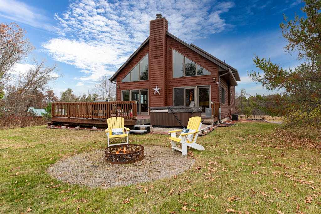 Charming Golf View Home, with Hot tub, Sauna, Fire pit, near Lakes & Trails!