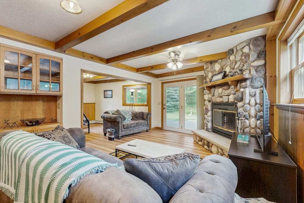 Cozy wooded duplex with WiFi, full kitchen, shared washer & dryer & near lakes & trails