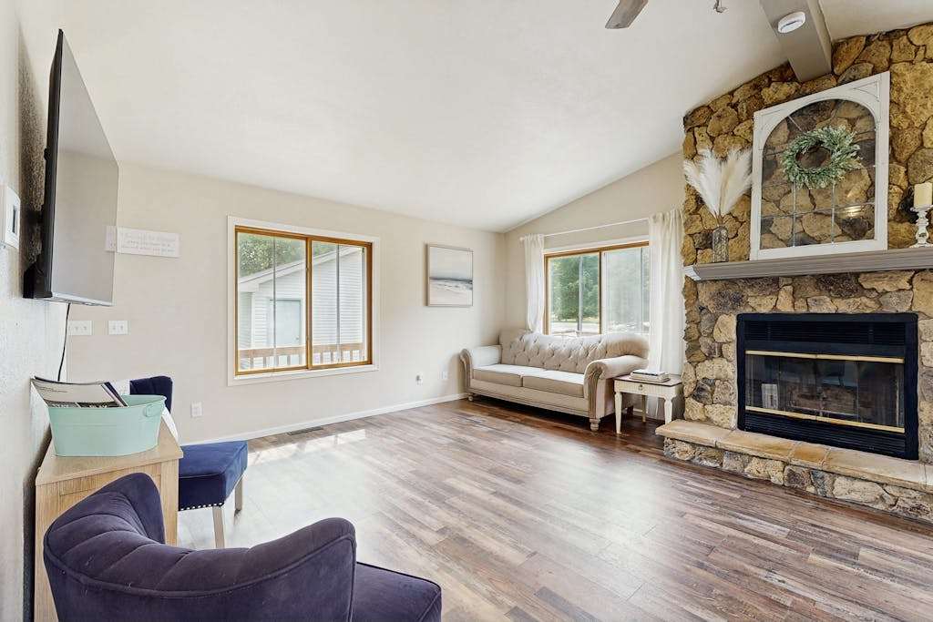 Cozy Home in Lake Arrowhead with shared amenities such as pools, tennis, & golf