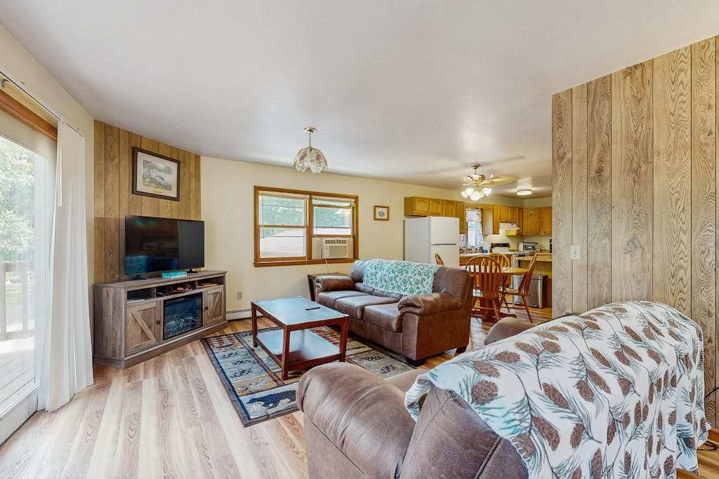Cozy wooded duplex with WiFi, full kitchen, shared washer & dryer & near lakes & trails
