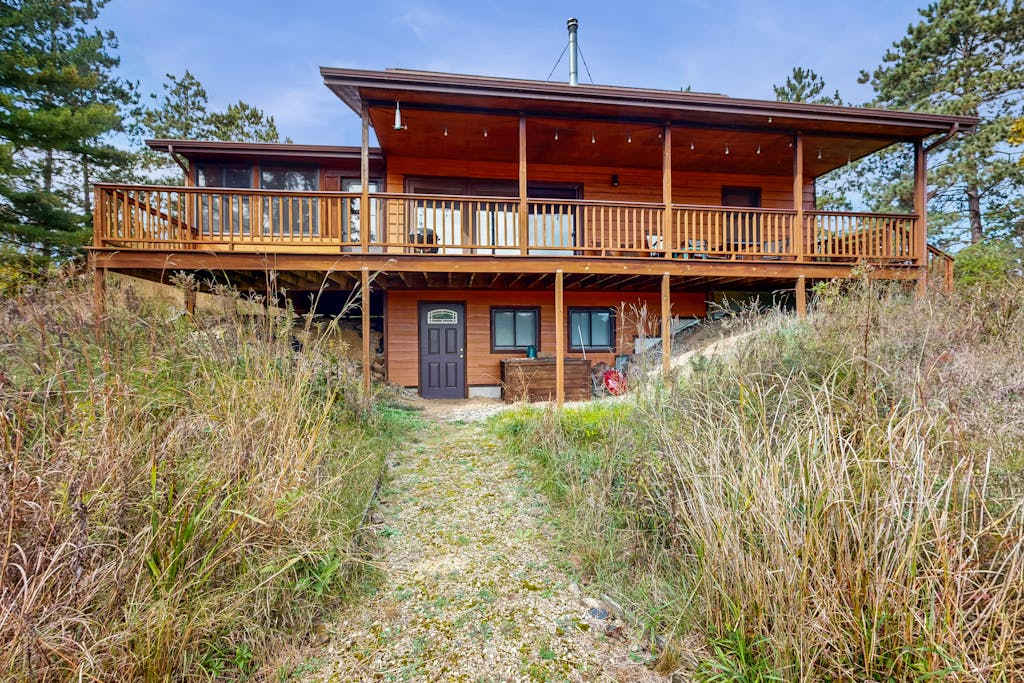 Peaceful lakeside retreat with prairie views, fire pit, grill, kayaks & canoe