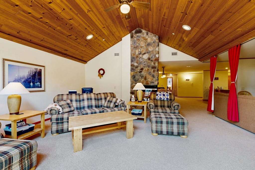 Course View Condo, with Jetted Tub, Fireplace, Shared Pool & Resort Amenities
