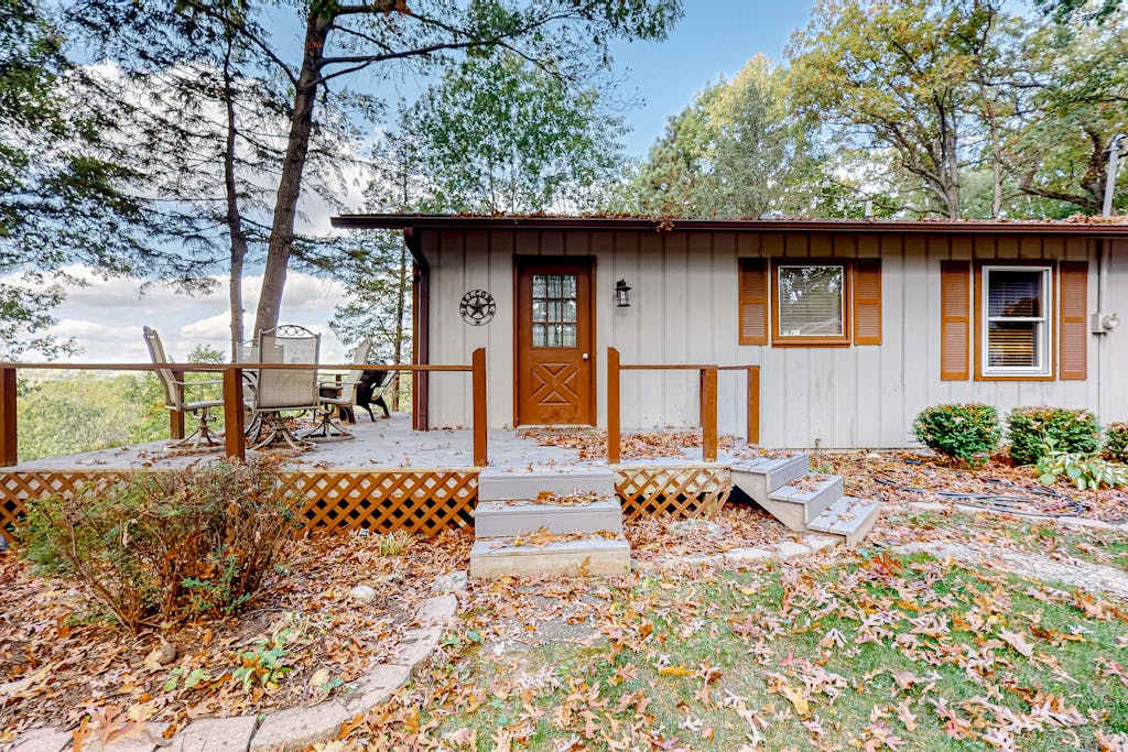 Peaceful river view home with a furnished deck, firepit, central AC, & WiFi