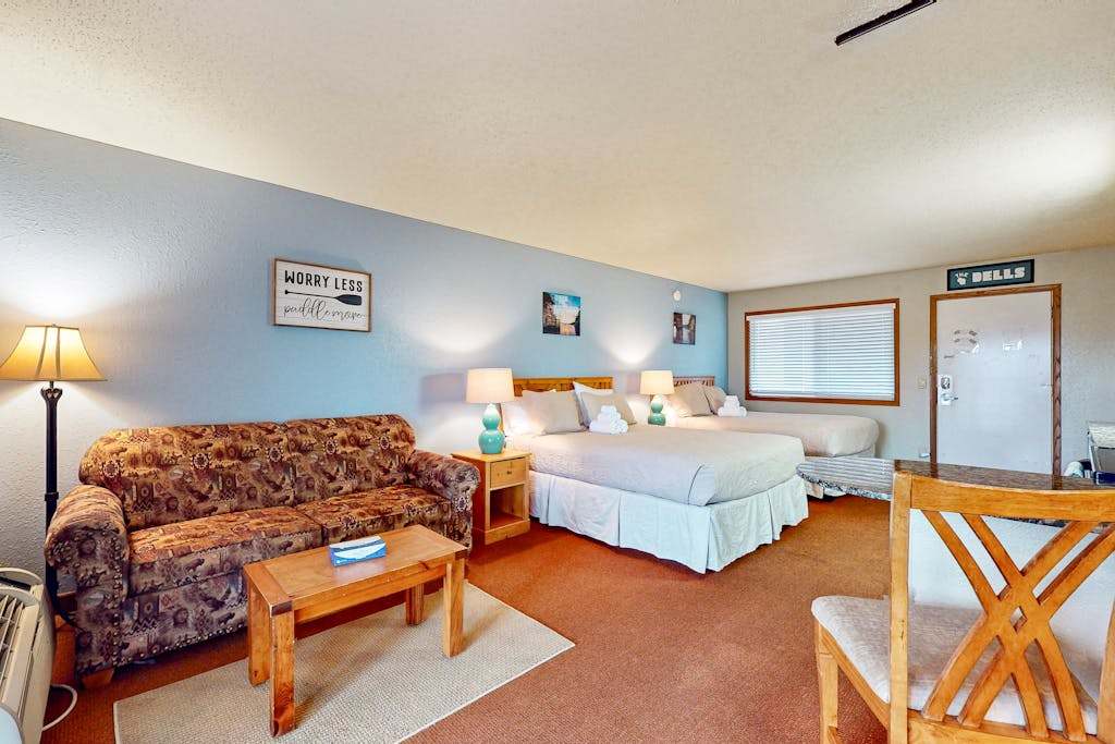 Golf-adjacent condo with balcony & arcade