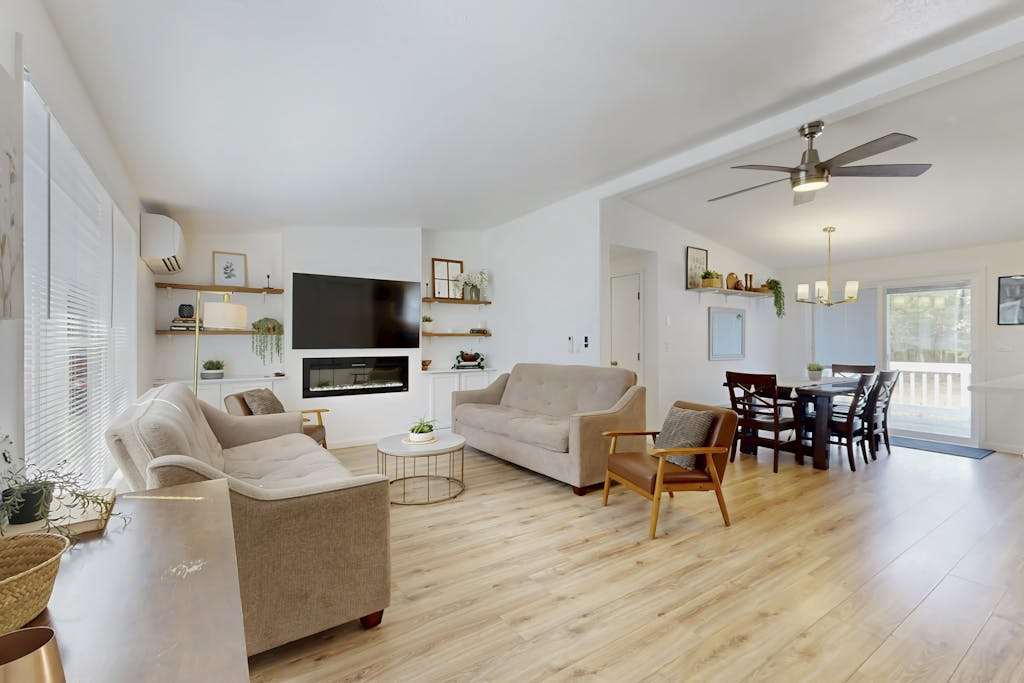 Charming Farm Country Retreat Near Wisconsin Dells Attractions, withfirepit & WIFI