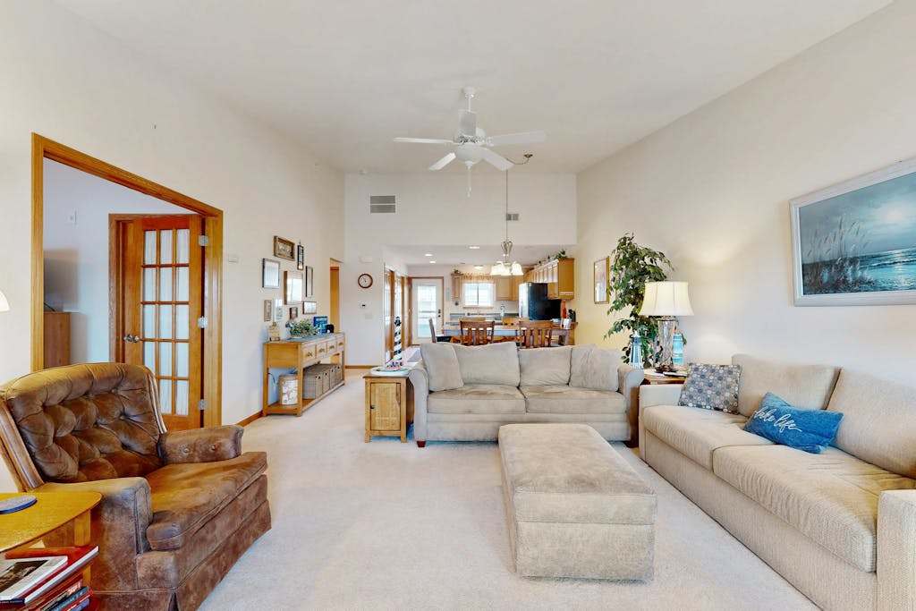 Waterfront condo with shared pools, hot tubs, beach, lake access, WiFi & AACC