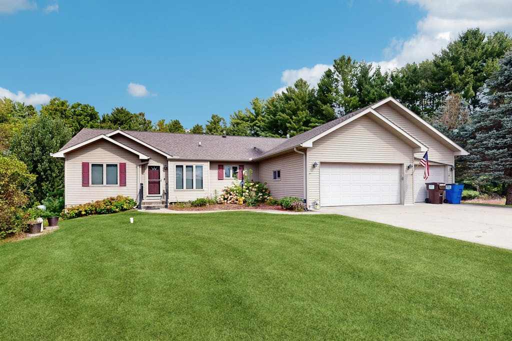 Lakefront home with grill, firepit, pool table, & jetted tub