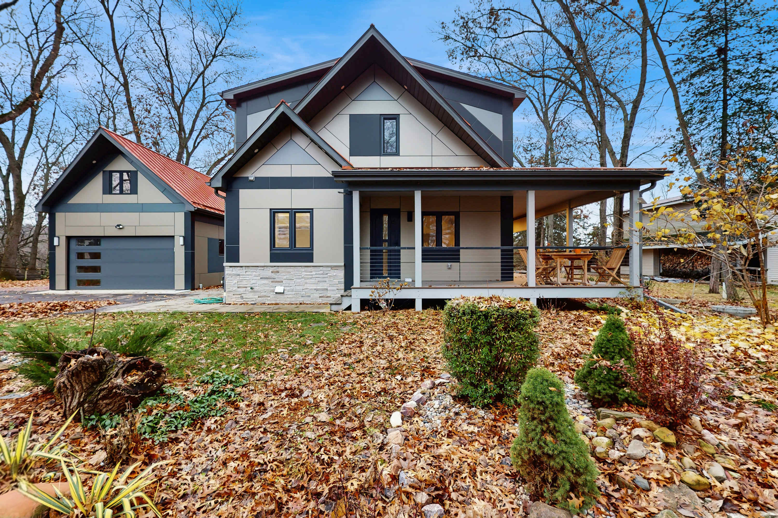 Modern Riverfront Home with gas fireplace, patio, grill, & washer & dryer, Dogs-OK