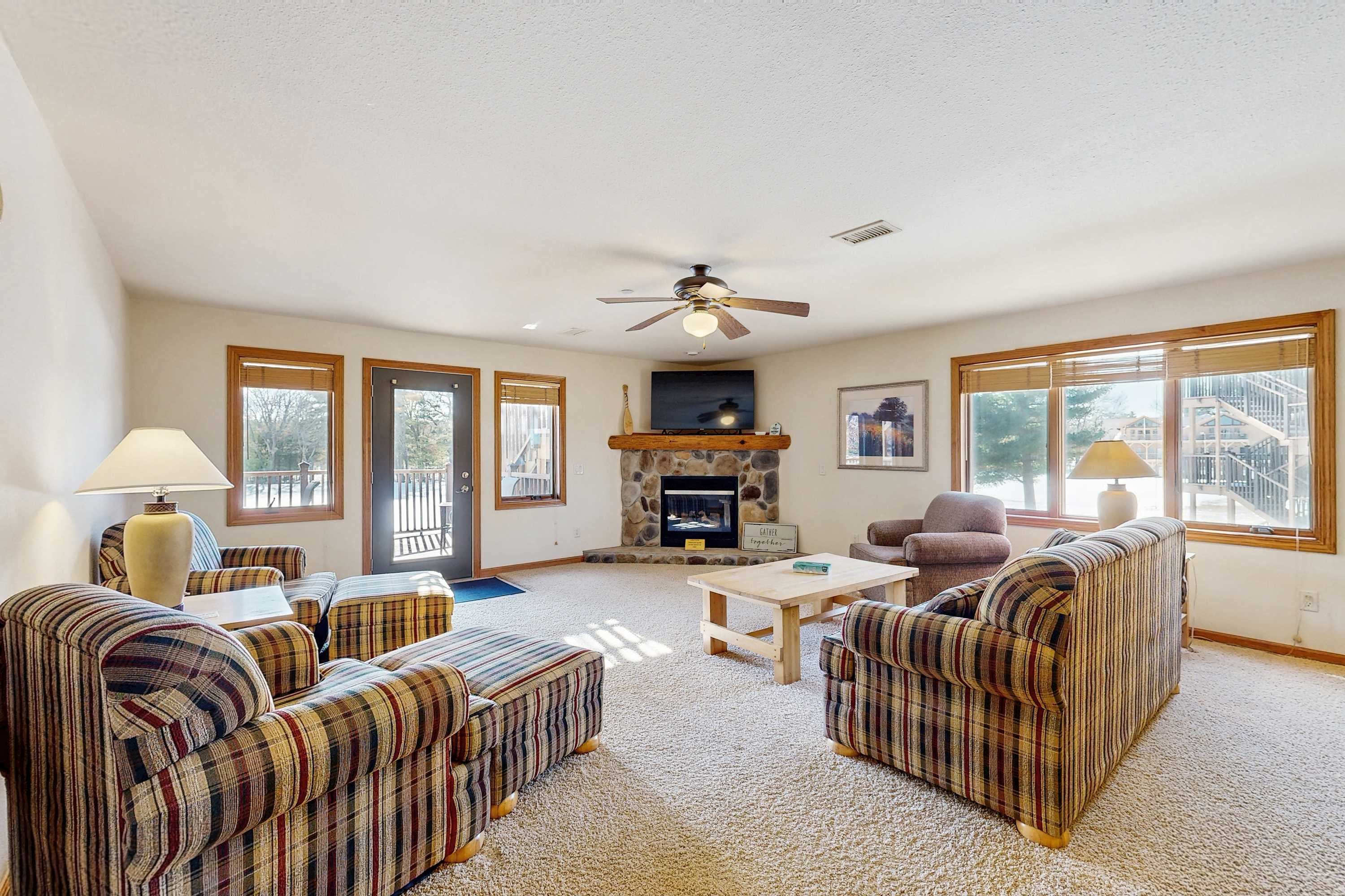 Golf Course View Condo, with Jetted Tub, Fireplace, Shared Pool & Hot tub