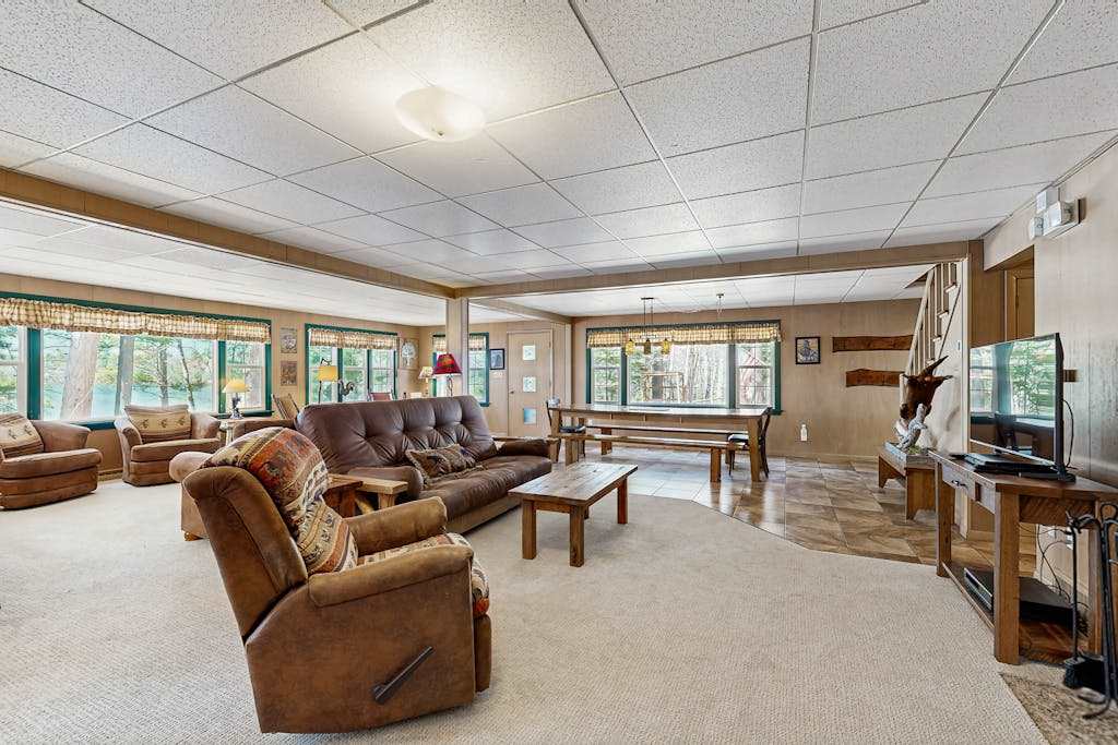 Family-friendly and waterfront home with basketball hoop - Dogs ok