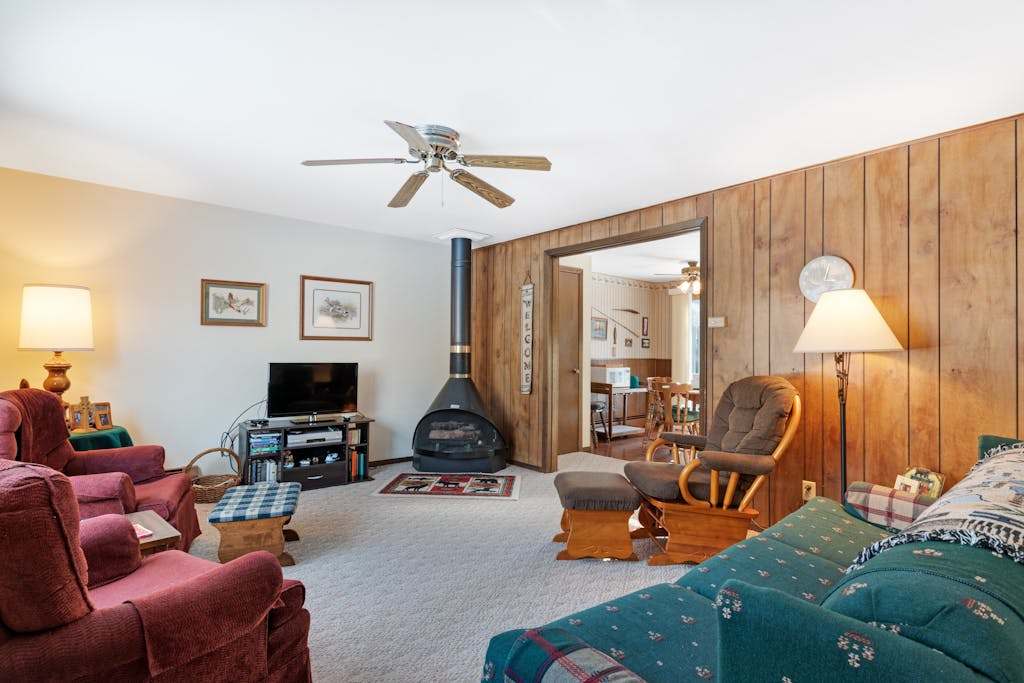 Cozy, family-friendly, riverview condo with a furnished patio & gas fireplace