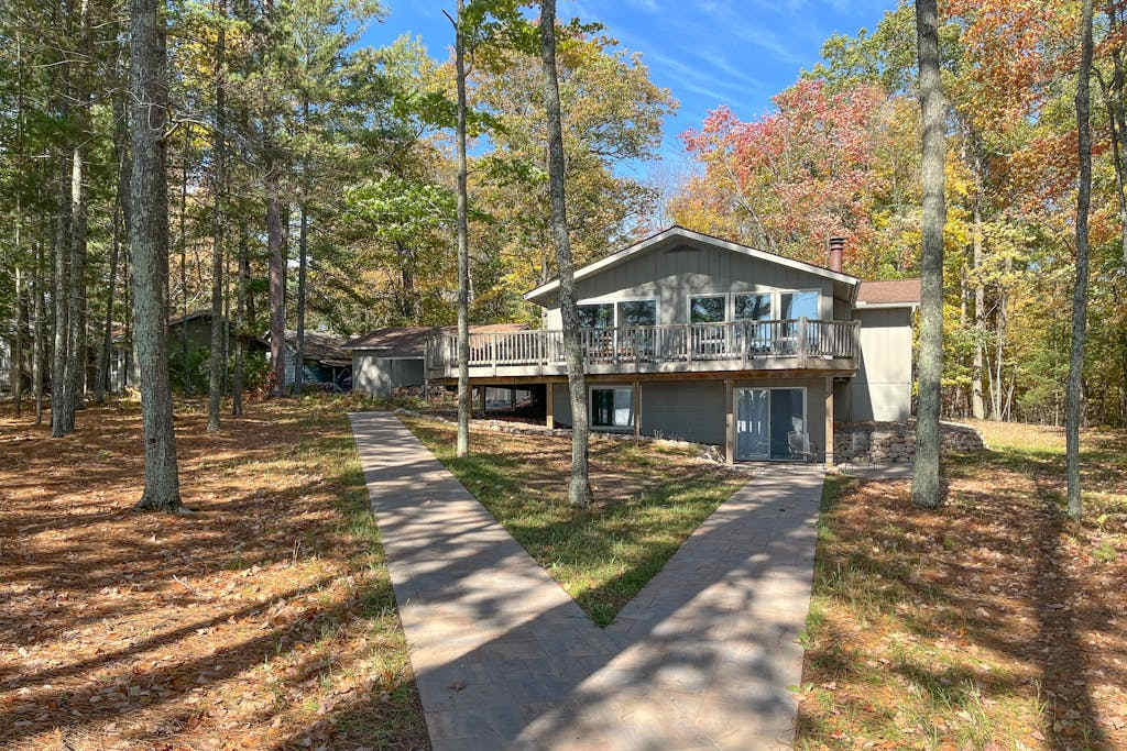 Beautiful cabin with private dock, canoe, & shared tennis & basketball - dogs OK